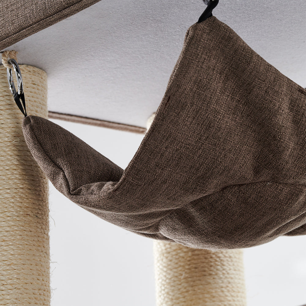 Hängende Liege aus braunem Stoff an Kratzbaum KASIL, ideal für Katzen zum Entspannen und Spielen.