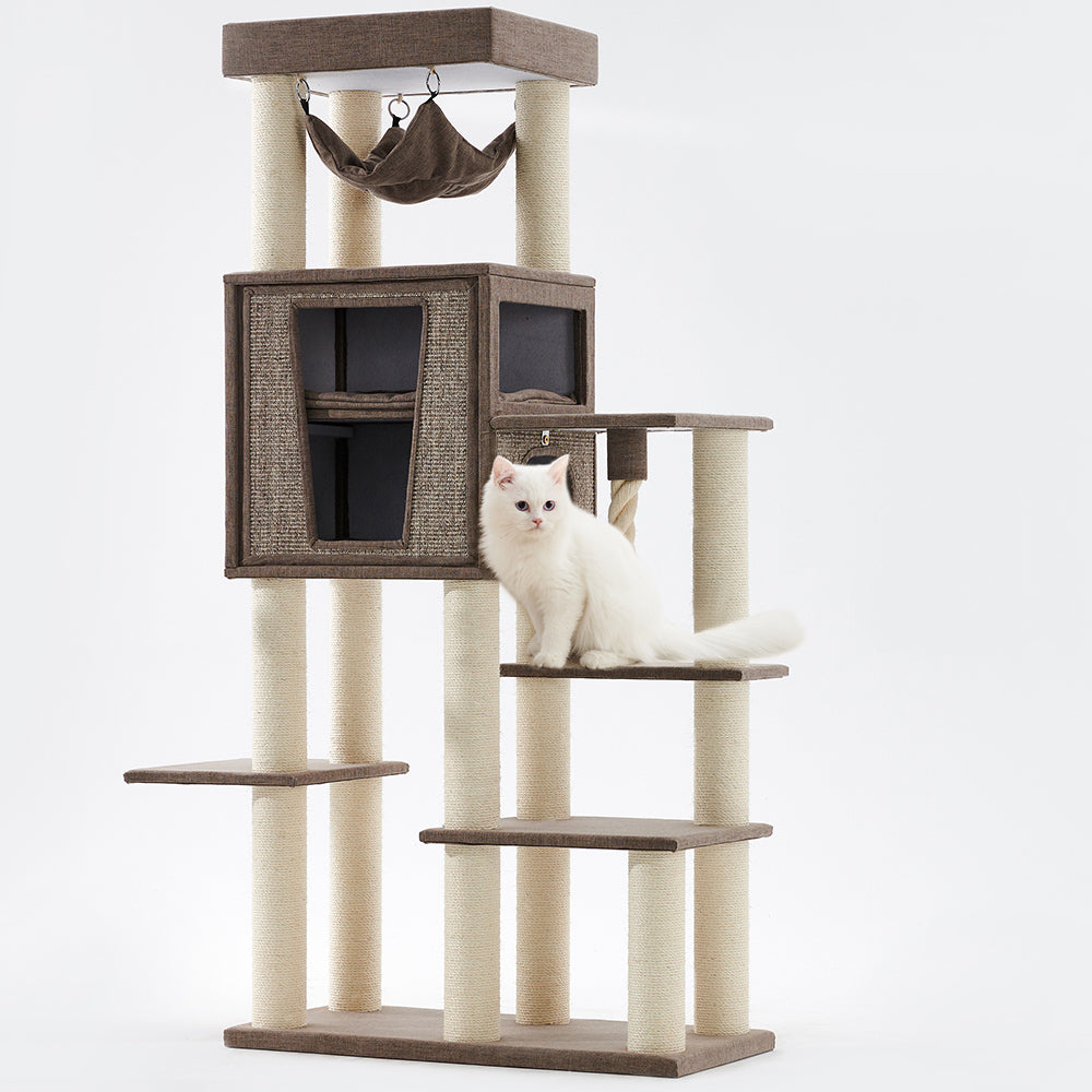 Moderner Kratzbaum KASIL in neutralen Farben mit mehreren Ebenen, Hängematte und einer weißen Katze auf der obersten Etage.