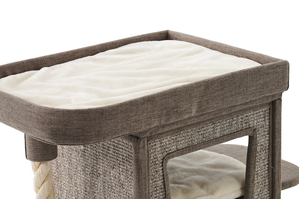 Oberfläche des Kratzbaums ULVI mit weichem, hellem Plüsch und abgerundeter Kante in braunem Stoff.