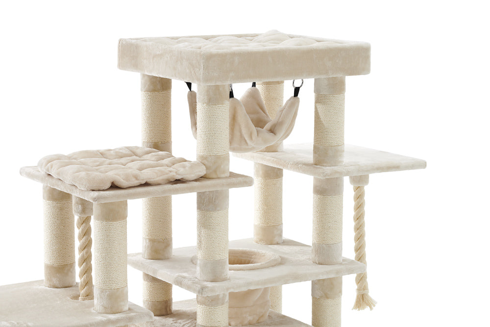 "Kratzbaum GADI in sanften Farben mit Plattformen, Hängematte und Sisal-Stämmen für Katzen zum Spielen und Kratzen."