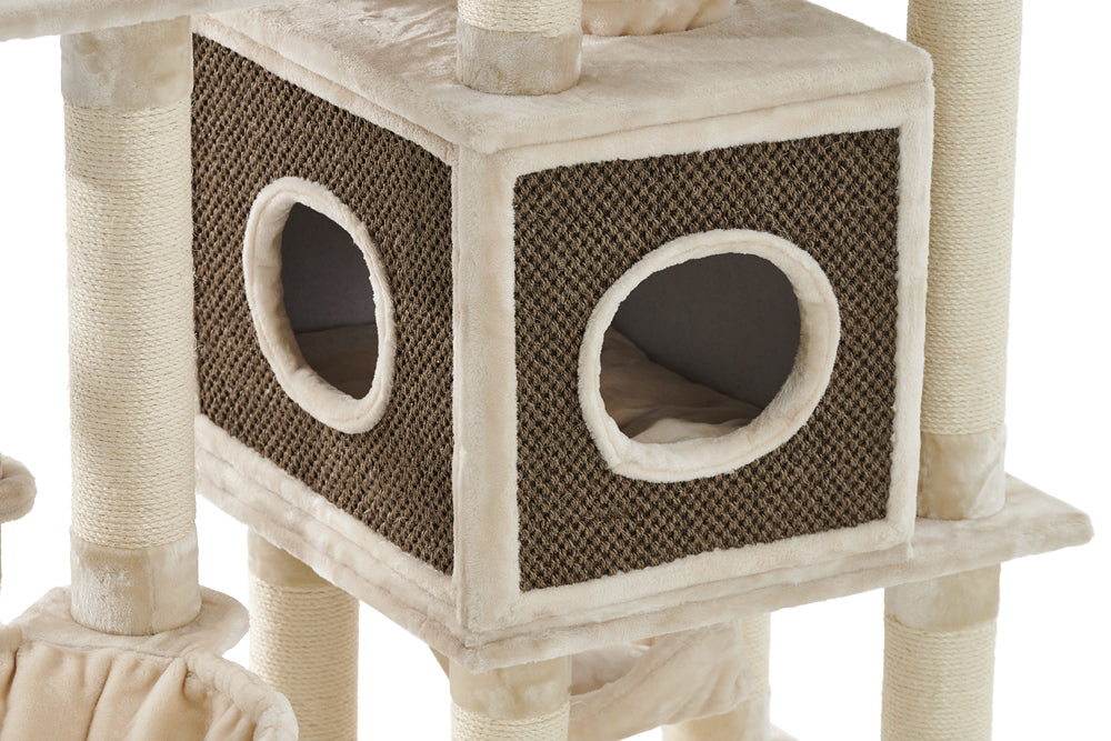 Weicher Kratzbaum GADI für Katzen mit würfelförmigem Unterschlupf und runden Eingängen in hellem Beige und braunen Akzenten.