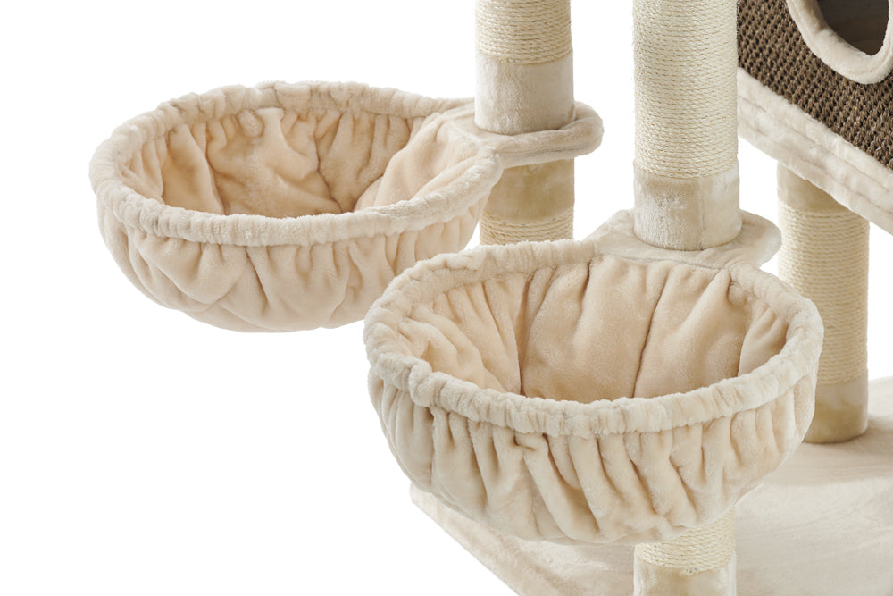 "Zwei samtige, beige Katzenkörbchen am Kratzbaum GADI, weich gepolstert mit elastischem Rand."