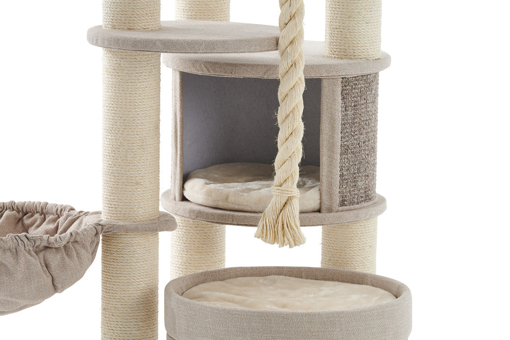 "Kratzbaum FIDA mit mehreren Ebenen, weichen Liegeflächen, Tunnel und Sisalstämmen für Katzen."