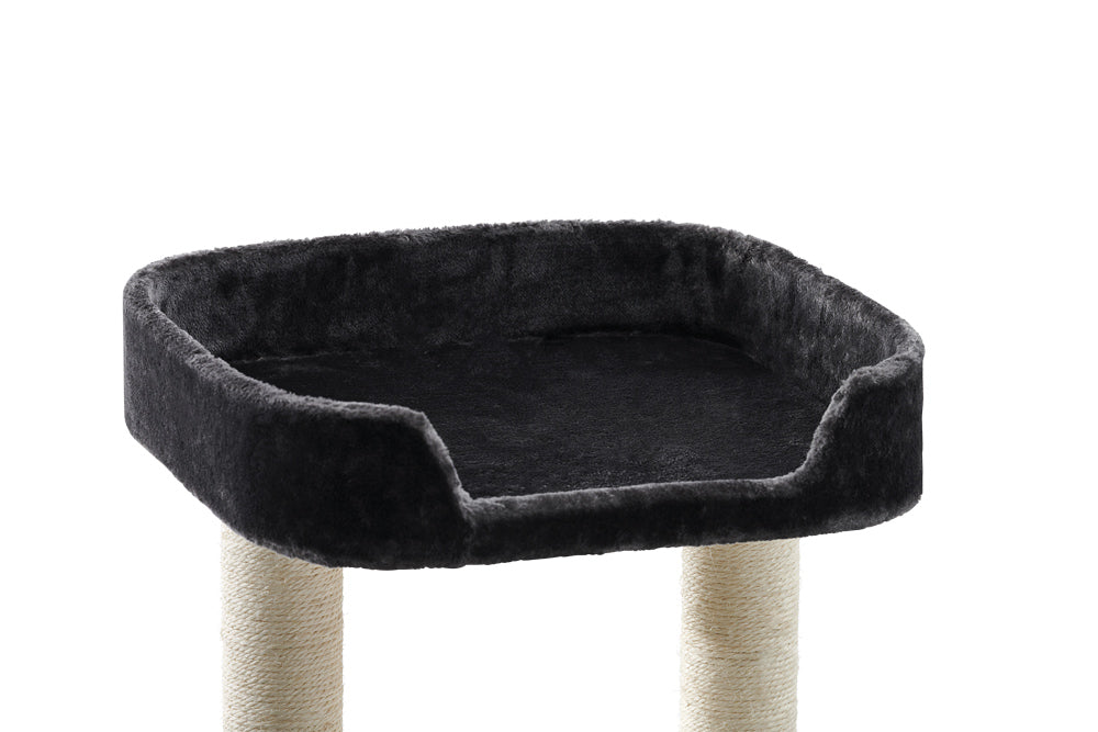 "Erhöhter schwarzer Kratzbaum ZADA mit gepolsterter Katzenliege und sisalbespannten Säulen für optimalen Spielspaß."