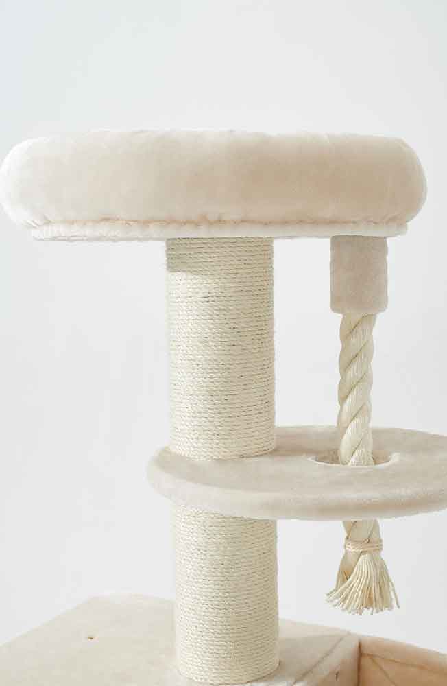 Katzenbaum CUPID XL in hellen Farben mit gepolsterter Plattform, Sisal-Baumstamm und geflochtener Spielzeuganhängung.