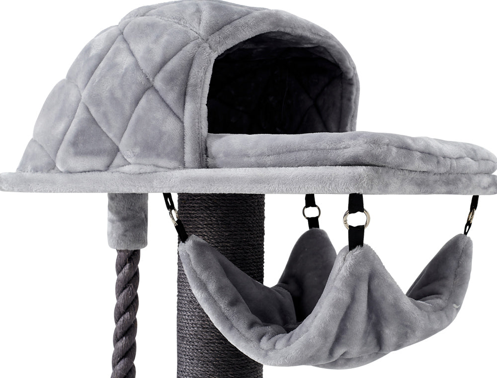 Katzenkratzbaum RAMI XL mit grauer Liegefläche, Höhlenbereich und hängendem Spielzeug für Katzen.