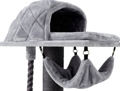 Katzenkratzbaum RAMI XL mit grauer Liegefläche, Höhlenbereich und hängendem Spielzeug für Katzen.