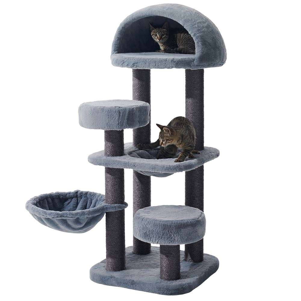Katzenkratzbaum "Nara" in Grau mit mehreren Ebenen, Höhle und Hängematte, zwei Katzen erkunden ihn.