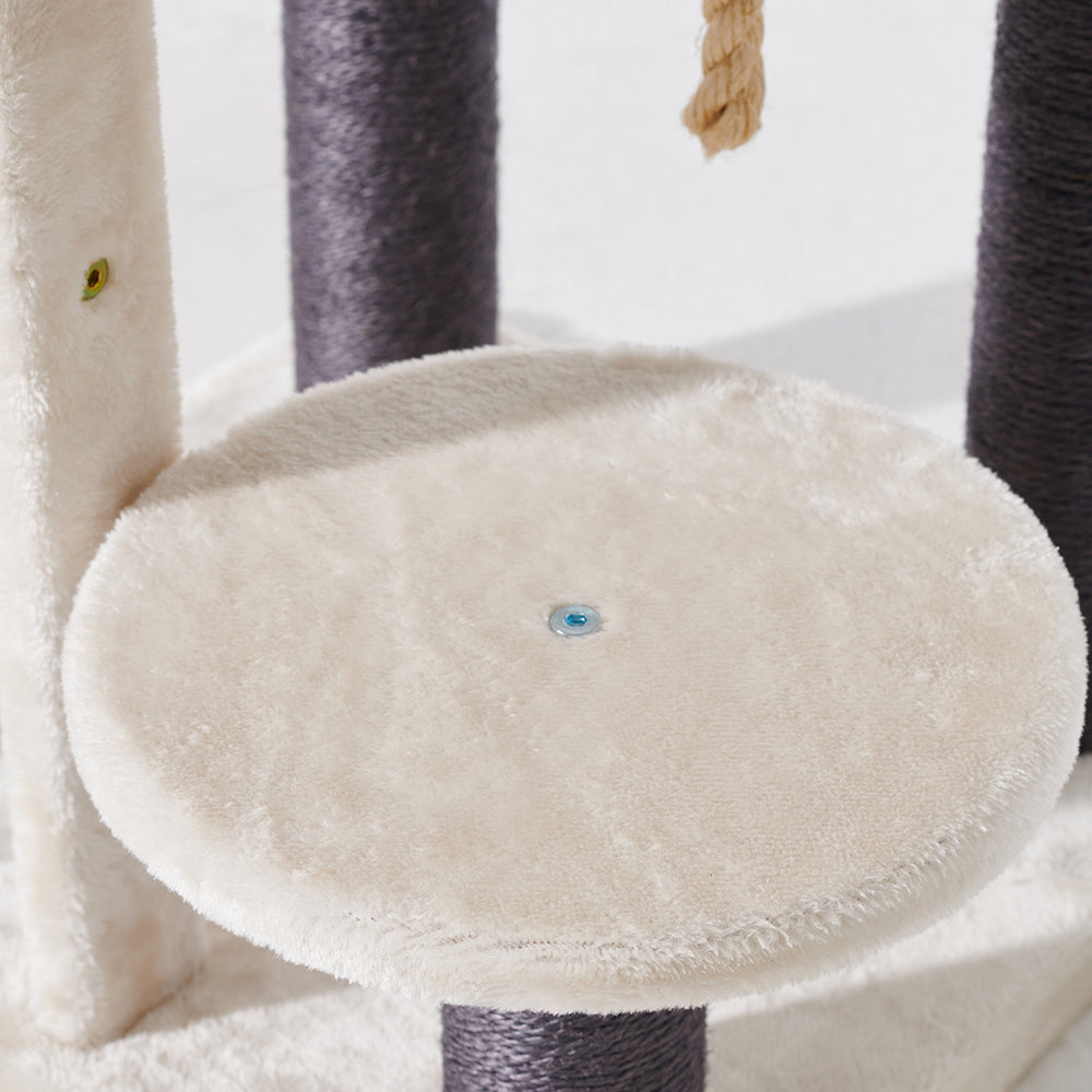 "Runder, weicher Katzenkratzbaum DONACO mit samtigem Bezug und blauem Punkt in der Mitte der Plattform."