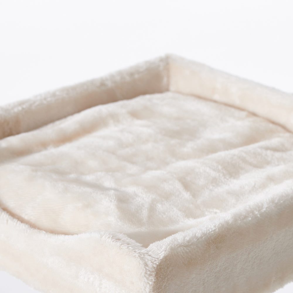 Weiches, cremefarbenes Kissen mit erhöhtem Rand, perfekt für Katzen auf dem Kratzbaum NEGULO.