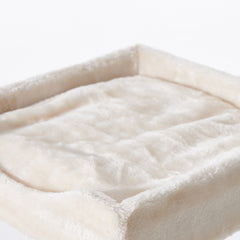 Weiches, cremefarbenes Kissen mit erhöhtem Rand, perfekt für Katzen auf dem Kratzbaum NEGULO.