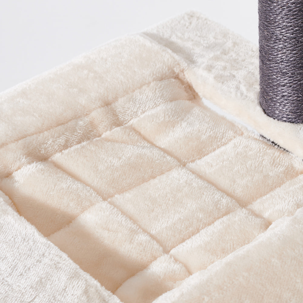 "Beiger Kratzbaum NEGULO mit weicher Polsterfläche und grauem Sisalstamm für Katzen zum Kratzen und Entspannen."