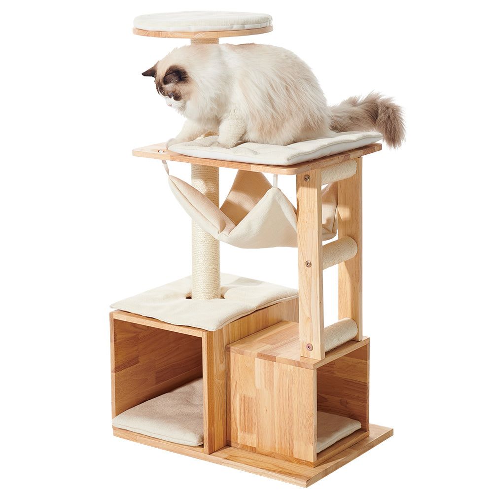 Kratzbaum LIGNO aus Holz mit mehreren Ebenen, weichen Plüschflächen und einer sitzenden Katze auf der oberen Plattform.