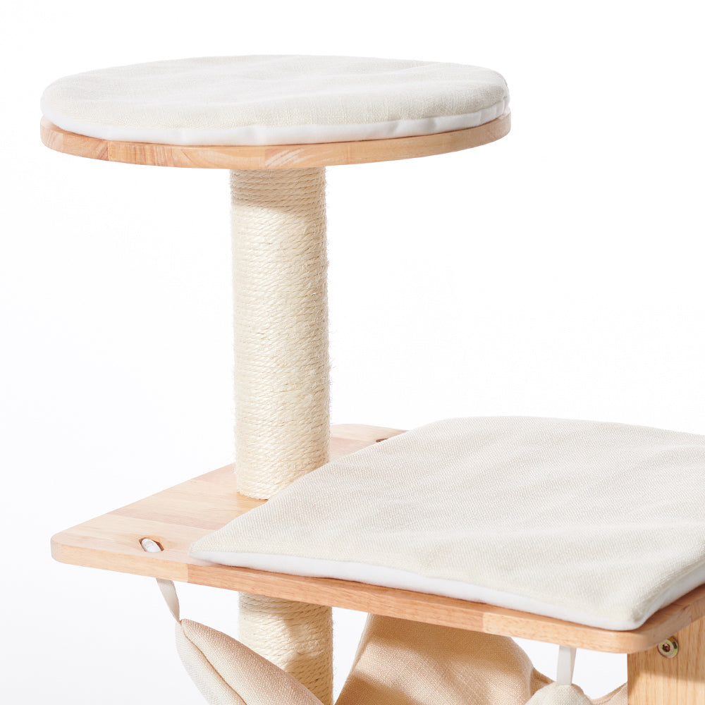 Kratzbaum LIGNO für Katzen mit stabilem Holzgestell und gepolsterten Kissen in hellbeige. Ideal zum Kratzen und Entspannen.