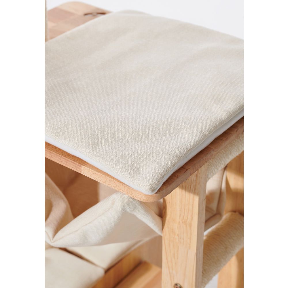 Gepolsterter Sitz aus cremefarbenem Stoff auf einem natürlichen Holzstuhl im modernen Design.