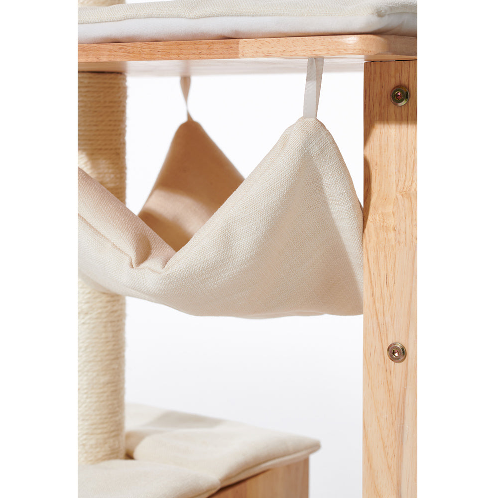 Beiger Kratzbaum LIGNO mit Liegefläche aus Stoff und hellem Holzgestell für Katzen.