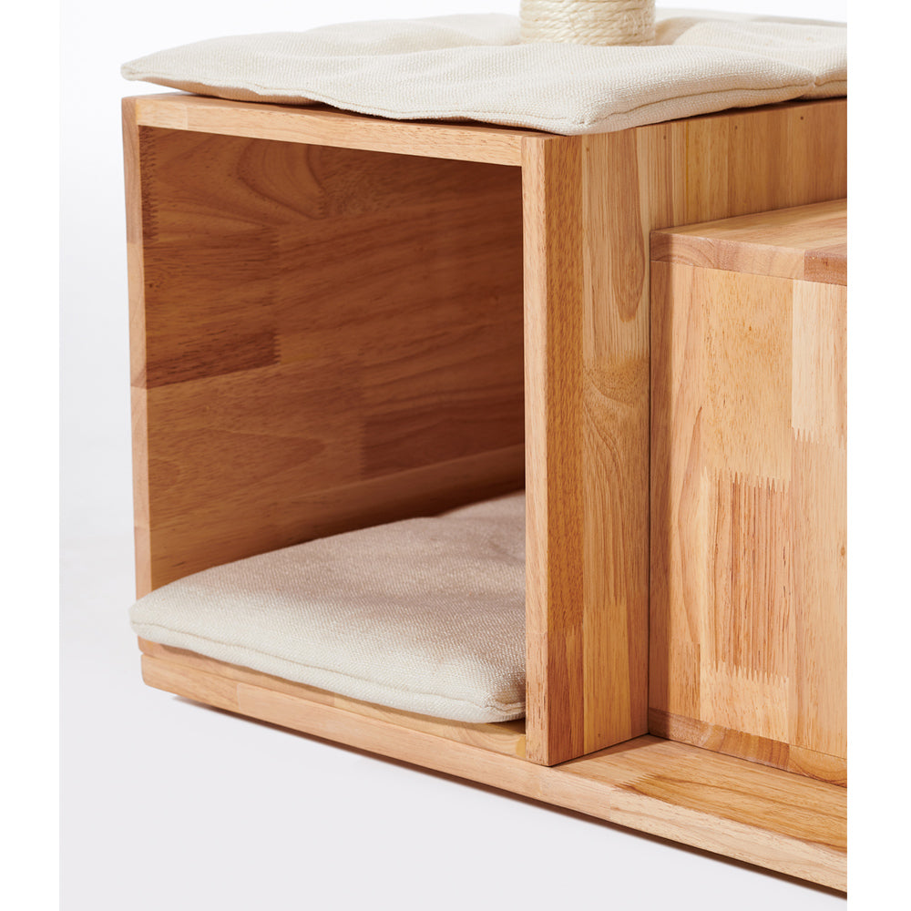 Holz-Kratzbaum LIGNO mit abgerundeten Kanten und hellen massiven Holzoberflächen, ideal für Katzen.