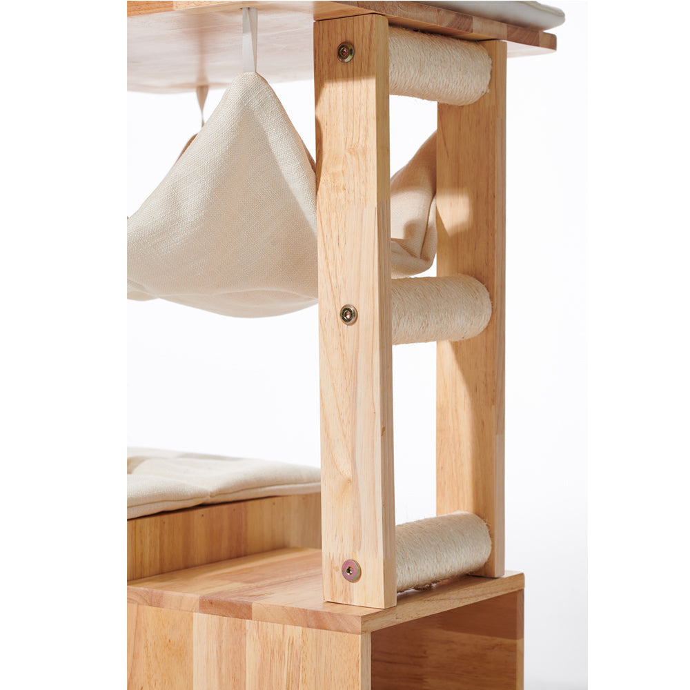 "Robuster Kratzbaum LIGNO aus Holz mit gepolsterten Rollen für optimalen Komfort und elegante Holzoptik."