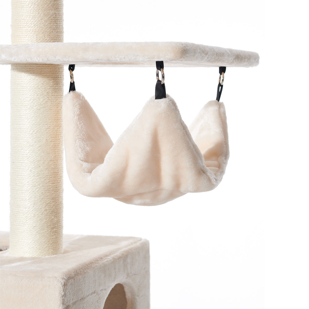 Katzenhängematte aus beigem Stoff am Kratzbaum SIVAS, stabil befestigt mit schwarzen Riemen. Ideal für entspannte Katzenmomente.