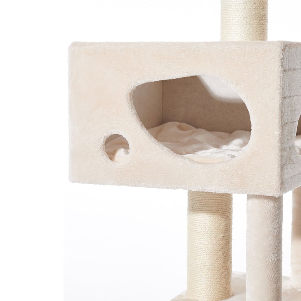 "Kratzbaum SIVAS: Heller Katzenbaum mit wabenförmiger Höhle, abgerundeter Öffnung und weicher Innenauskleidung für Katzen."
