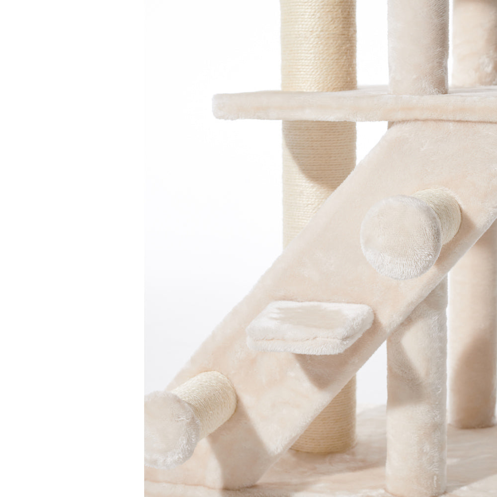 Katzenkratzbaum SIVAS in Beige mit mehreren Plattformen und sisalummantelten Säulen zum Kratzen und Spielen.