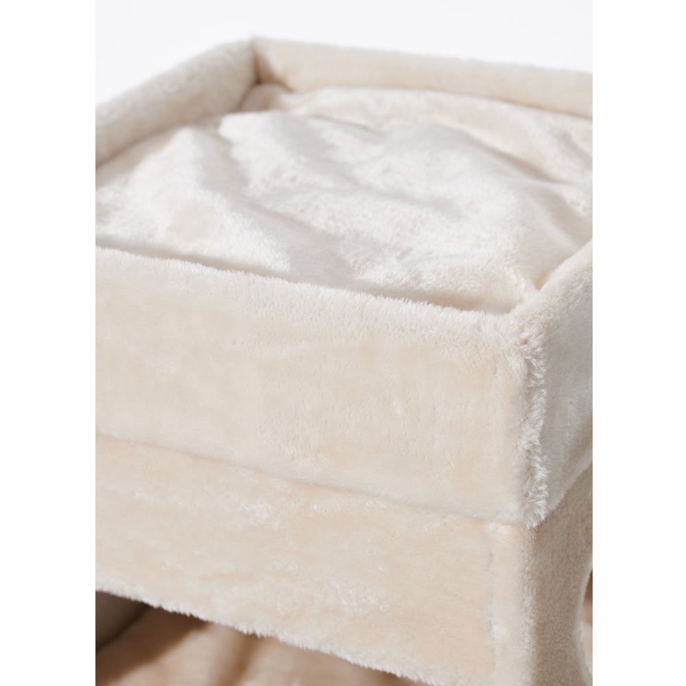 Weicher, quadratischer Aufbewahrungskorb aus samtigem Material, ideal für Kratzbaum TARSUS, in heller Farbe.