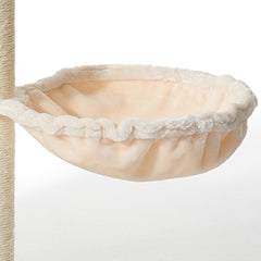 Bequeme, runde Katzenliege aus weichem, beigem Material am Kratzbaum, ideal für entspannte Katzenmomente.