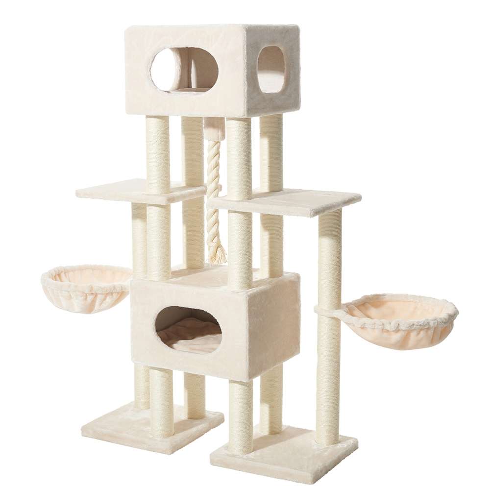 "Usak Kratzbaum in hellen Farbtönen mit mehreren Plattformen, Röhren und hängenden Körbchen für Katzen."