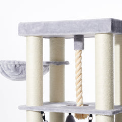 "Kratzbaum ORDU in hellen Farben mit verschiedenen Ebenen, weichem Stoff und Sisalstämmen für Katzen."