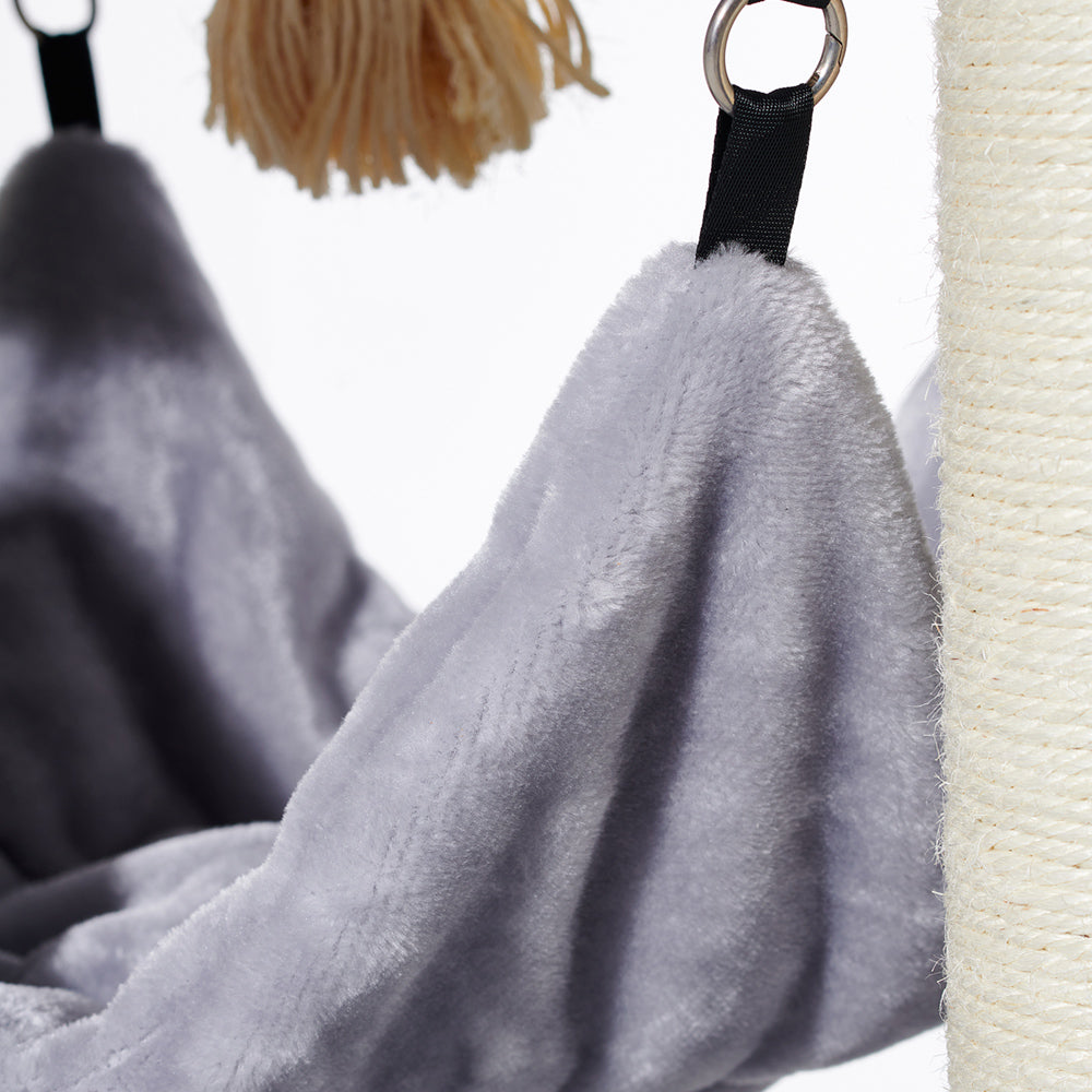Weiche graue Stoffhängematte an einem stabilen Kratzbaum mit Sisal, ideal für Katzen zum Entspannen.