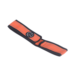 Orangefarbenes Stirnband mit reflektierenden Streifen und Logo, elastisch und strapazierfähig, ideal für Sport und Outdoors.