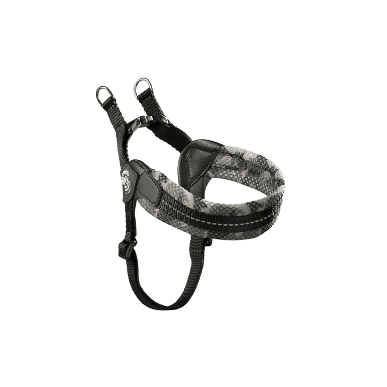 Verstellbares Hundegeschirr mit schlangenartigem Muster, gepolstert und mit D-Ringen für Leinenbefestigung.