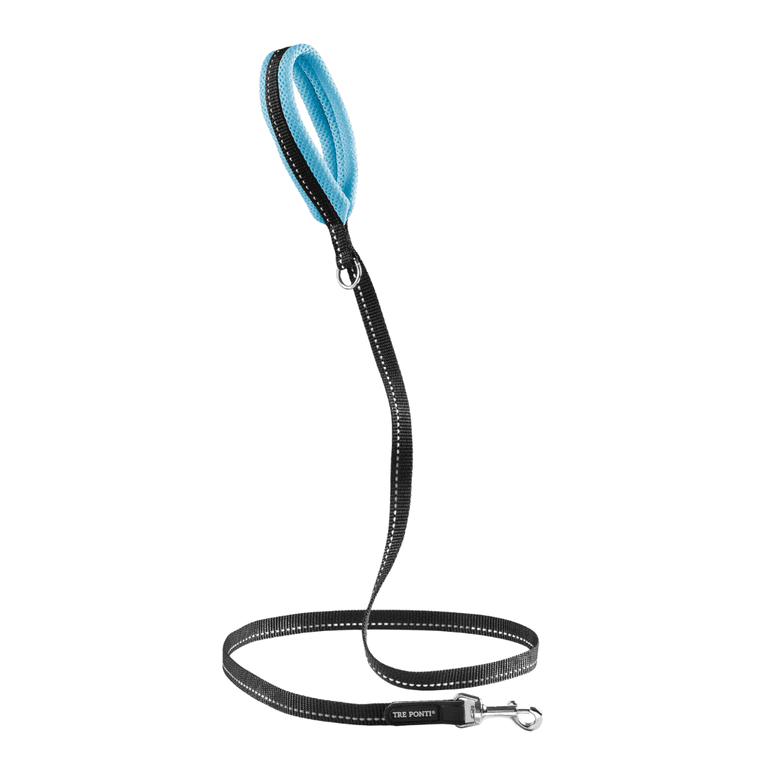 Ergonomische blaue Hundeleine mit schwarzem Band und weißen Nähten, ausgestattet mit Karabinerhaken zur Befestigung.