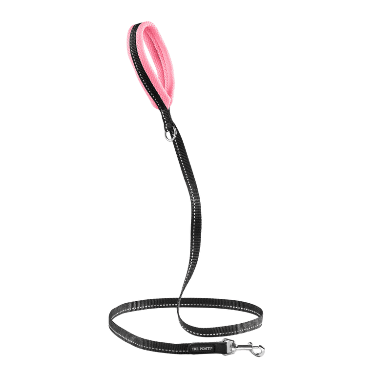 Hundeleine mit gepolstertem pinken Griff, schwarzem Band und silbernem Karabinerhaken, ideal für Spaziergänge.