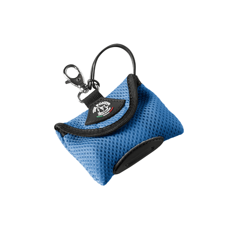 Blaue Netzmaterial-Tasche mit Reißverschluss und Karabinerhaken zur Aufbewahrung kleiner Gegenstände.
