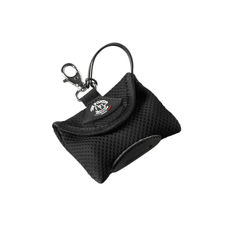 Kleines schwarzes Netzmaterial-Täschchen mit Karabiner, Druckknopfverschluss und geschwungener Form für praktischen Einsatz.