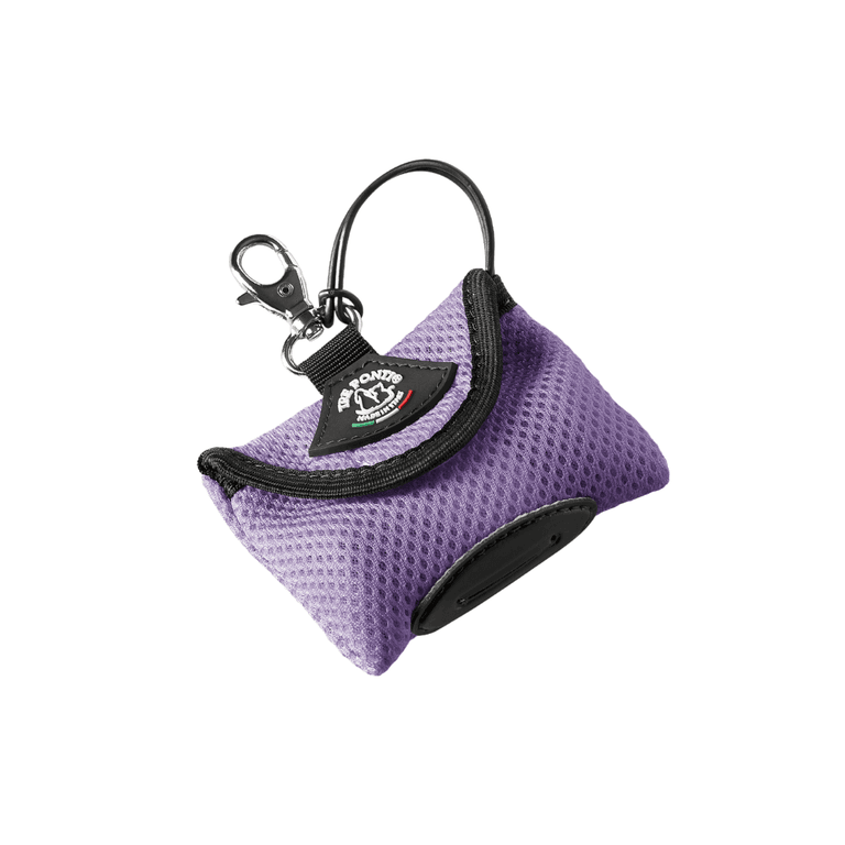 Lila Netzmaterial-Tasche mit schwarzem Reißverschluss und Karabinerhaken für einfachen Transport.