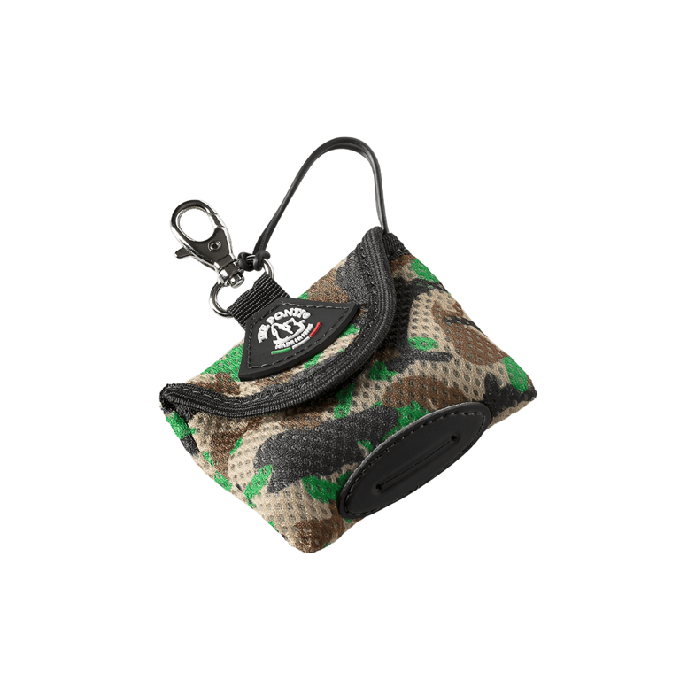 Camouflagefarbene Tasche mit Reißverschluss und Karabinerhaken, ideal für unterwegs und stilvolle Aufbewahrung.