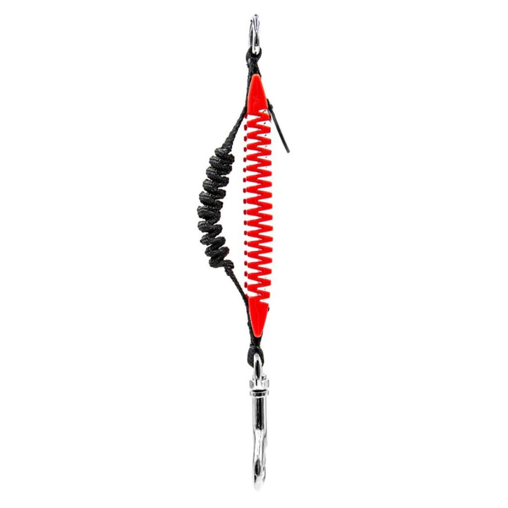 Elastisches Antischock-Tauchband mit roter Feder und Karabinerhaken zum sicheren Transport von Tauchzubehör.