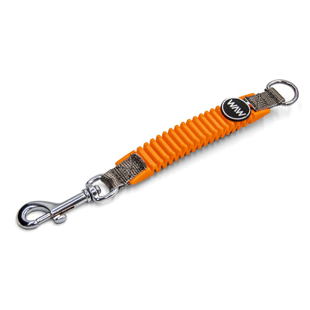 Orangefarbener Hundegriff aus flexiblem Material mit rippelartiger Struktur und metallischen Karabinerhaken.