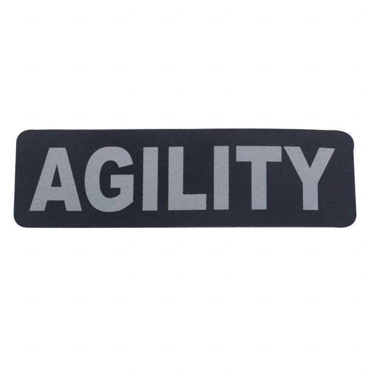 Schwarzes Schild mit dem weißen Schriftzug "AGILITY" in großer, klarer Schrift für Kennzeichnung.
