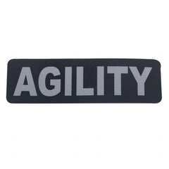 Schwarzes Schild mit dem weißen Schriftzug "AGILITY" in großer, klarer Schrift für Kennzeichnung.