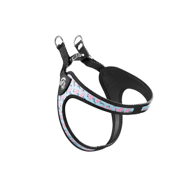 Schwarzes Hundegeschirr mit buntem Flamingo-Muster, verstellbar und mit zwei D-Ringen für die Leinenbefestigung.