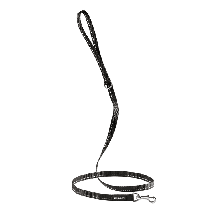 Elegante schwarze Hundeleine mit reflektierenden Details und silbernem Karabinerhaken für sicheres Gassigehen.