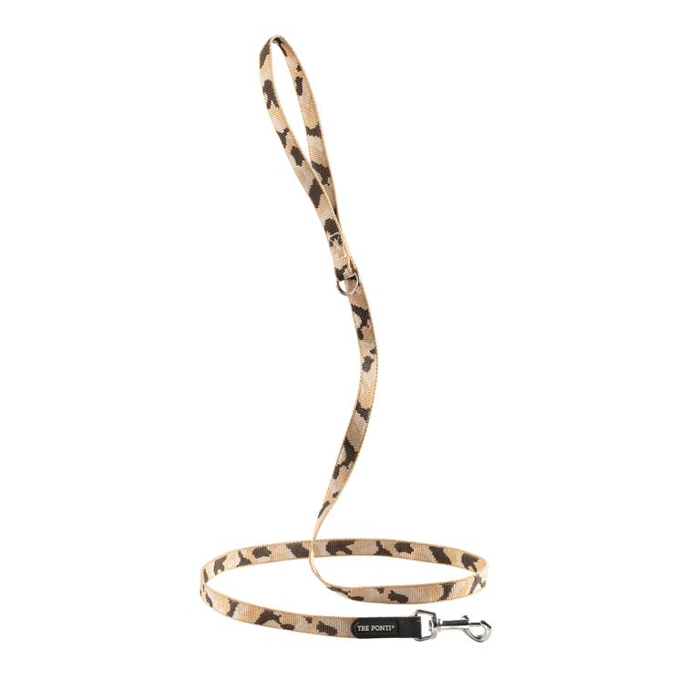 "Beige-braune Hundeleine im Leopardenmuster mit Karabinerhaken und Hand-Schlaufe."