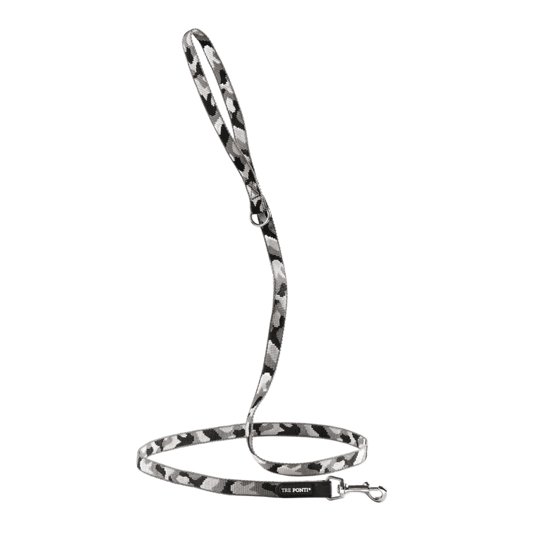 "Schwarz-weiße Hundeleine mit abstraktem Muster und praktischem Karabinerhaken zur Befestigung am Geschirr oder Halsband."