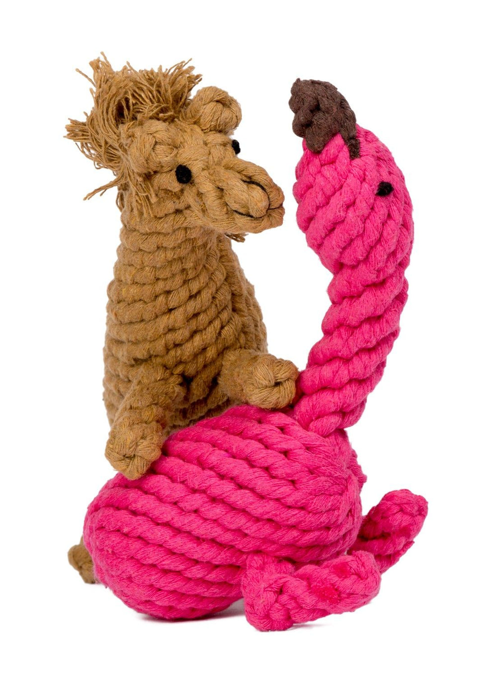 ALT-Text: "Beige Kamel auf rosa Flamingo - Franzi Flamingo, das kultige Spielzeug für Hunde aus Seil und Kordel."