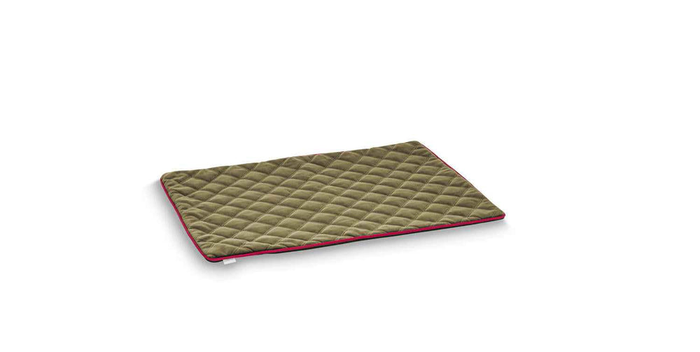 Strapazierfähige Hundedecke OXFORD in olivgrün mit roter Borte und diamantartiger Steppung für optimalen Komfort.