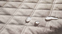 Helle, gepolsterte Matratzenauflage OXFORD mit quiltartiger Struktur und wasserabweisender Oberfläche für optimalen Schlafkomfort.