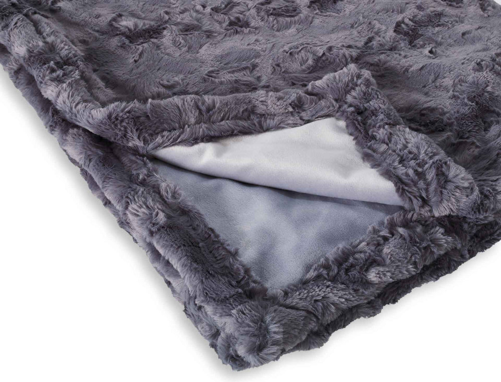 Kuschelige graue Webpelz-Decke COZY mit flauschiger Oberfläche und weicher Innenseite für gemütliche Momente.